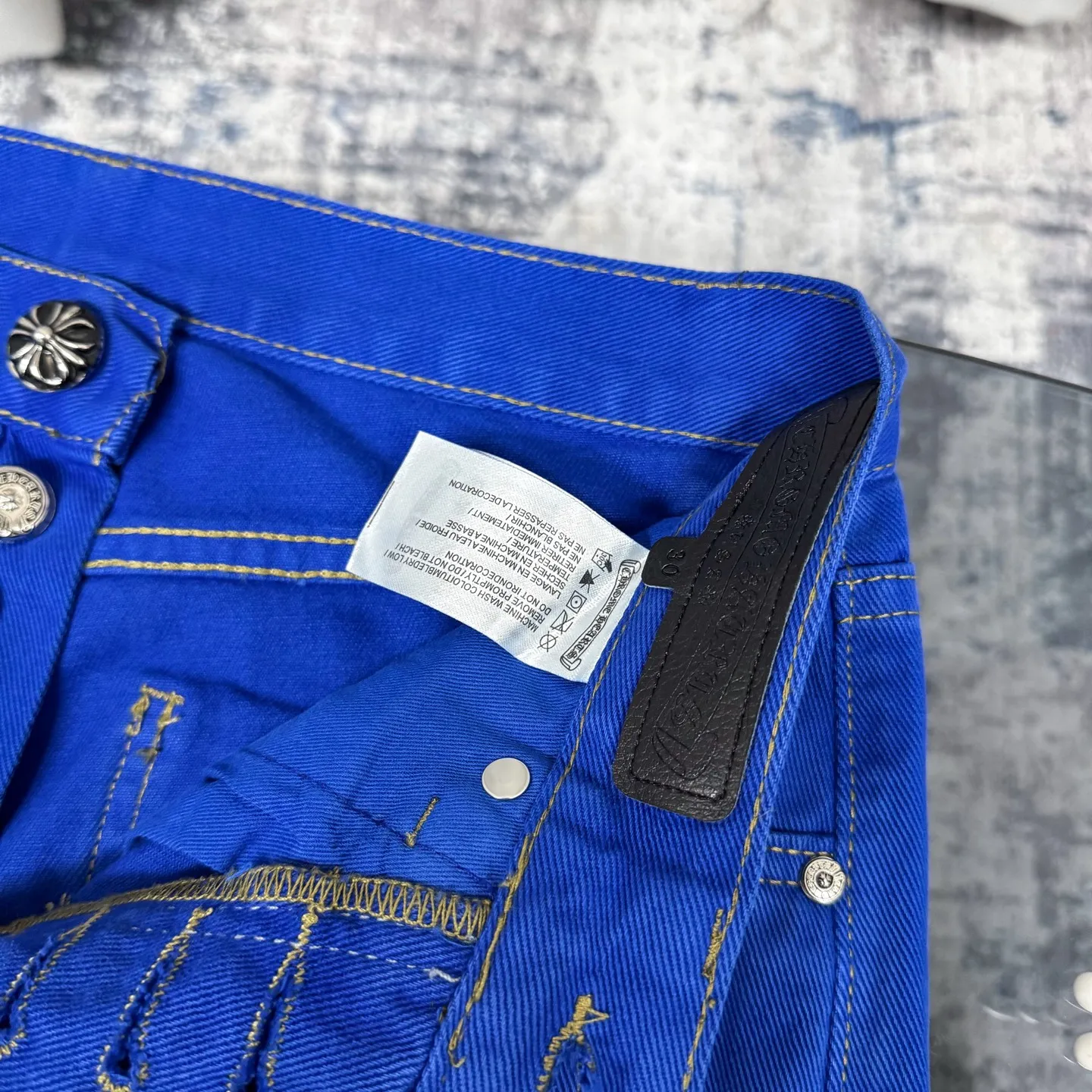 P260 Chrome hearts｜ch Chrome hearts London limited dopamine blue leather jeans, counter price 22W level, patchwork cross pattern embellishment, washed jeans! ! An absolutely high-end luxury product, a 1.9W-level god-level single product, a super popular product, made by top heavy industry, a magic weapon that cannot be missed! [About Zangyin] This is an extremely luxurious fashion brand that can also be called the aristocracy of the high street. It has always been an exclusive brand for some hipsters or rich second generations. Compared with ordinary high streets, it is more luxurious and noble. Compared with luxury brands, it is more fashionable and individual. It has always been a brand that I have a special liking for. [Top heavy industry fashion design] Consistently high-street luxury style. Speaking of this style, the Zangyin family and GU family are definitely the leading representative brands. Especially the Zangyin family has really achieved a state-of-the-art effect in creating high-street style. The unique washed material is used to create this style. The color system is already quite eye-catching. After it is decorated with patchwork cross flowers, it cleverly highlights the charm of the brand. Secondly, this style uses classic The high-waist cutting design highlights the long legs and fashionable temperament of the upper body. The brand is highly recognizable and the slim fit configuration is more suitable for daily wear. It is a product that interprets personality, fashion, and specifications at a glance. This single product is enough to make any fan excited. It can be a white T-shirt for a youthful college style, or a tight suspender for a royal style. It has strong matching ability and can be easily controlled by men.  [Materials and craftsmanship] Needless to say, this point goes without saying. As an excellent craftsman brand, Zangyin’s requirements for details and craftsmanship are really perfect. The washed color of this model has gone through so many processes, not to mention the embellishment of denim appliques. It is also purely hand-made and sewn. Just like what they believe in, only hand-made things have soul and have the meaning of wear. A top-notch heavy-duty fashionable denim item, I look forward to your perfect interpretation! !   Color: Dark blue Size: S-XL (28 30 32 34) Pants length: 101/103/105/107 Waist: 78/82/86/90 Recommended height: 170/175/180/185 Recommended weight: 120/140/160/180